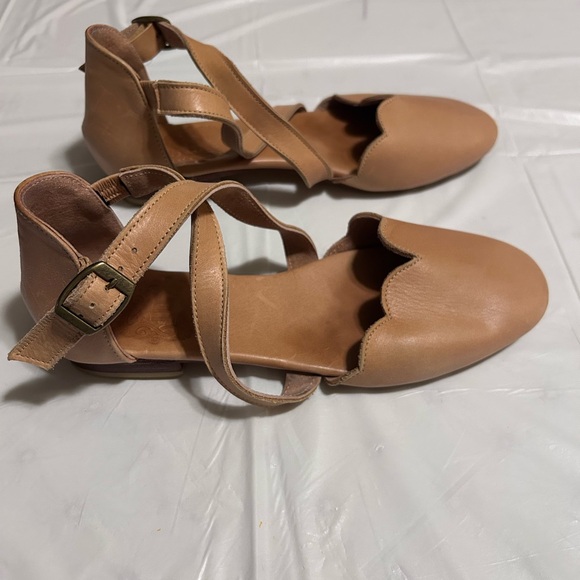 Elf Women’s Scallop-Trim Ankle Strap Leather Flats in Tan size 7.5 - Picture 9 of 10